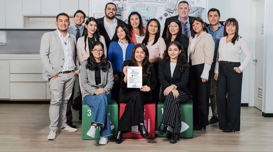 Equipo de Leschaco Perú con la certificación.