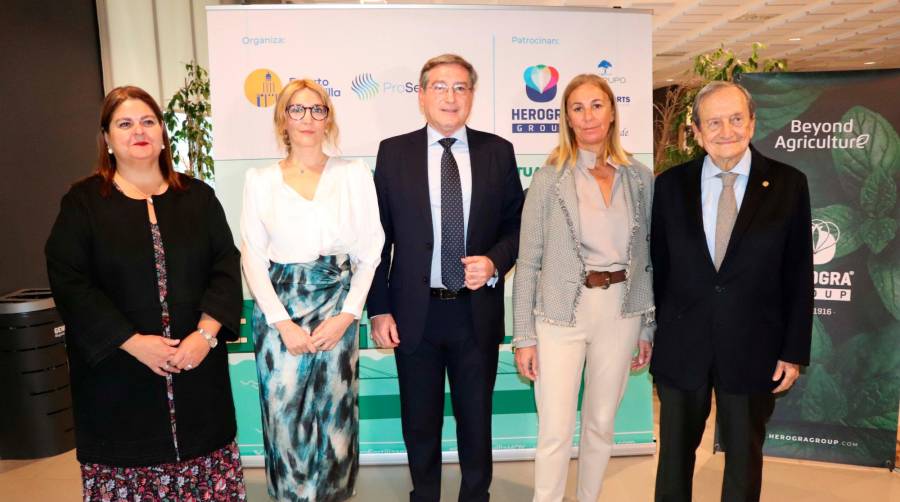 Concepción Gallardo, delegada de Sostenibilidad de la Junta de Andalucía; Ana María Vielba, viceconsejera de Industria, Energía y Minas; Rafael Carmona, presidente de la APS; Amelia Martínez, viceconsejera de Economía; y Augusto Jannone, presidente de ProSevillaPort.