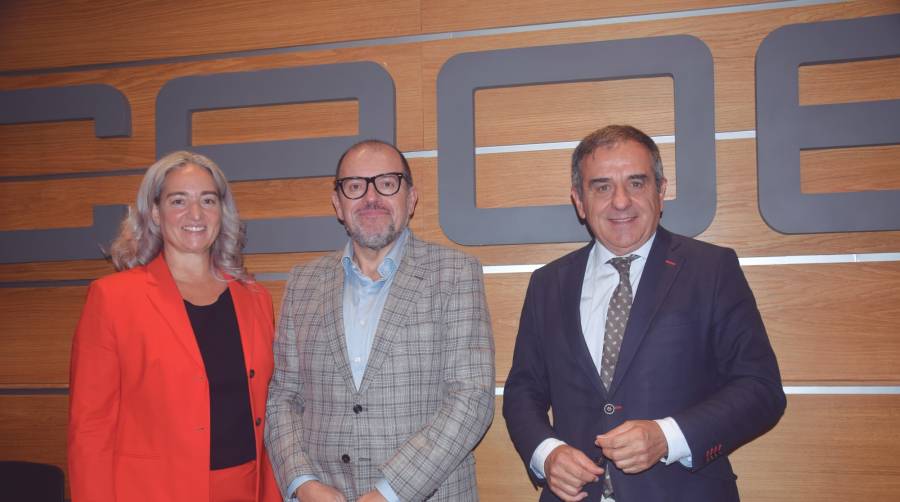 De izquierda a derecha, Cristina Martín, CEO de Usyncro; Juan Manuel López Zafra, director general de Economía de la Comunidad de Madrid; y Ramón Valdivia, vicepresidente ejecutivo de ASTIC. Foto M.J.