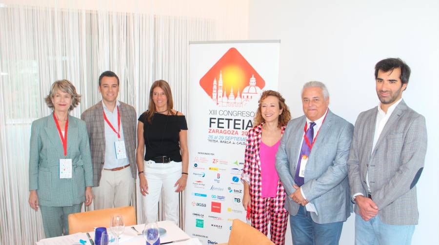 Desde la izquierda: Isabel Velasco, directora comercial de Aragón Plataforma Logística; Ismael de Marcos, presidente de ATEIA Aragón; Blanca Guitart, directora de FETEIA; Susana Miralbés, directora de Comunicación de la Corporación Empresarial Pública de Aragón; Enric Ticó, presidente de FETEIA; Martín Fernández, secretario técnico de FETEIA. Foto J.P.