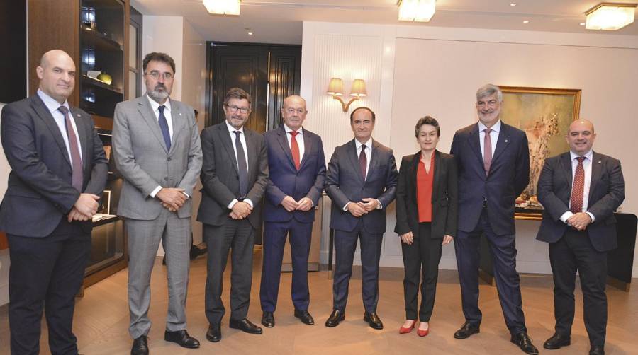 De izquierda a derecha, Miguel Jiménez, director de Diario del Puerto; Lluís Salvadó, presidente de la Autoridad Portuaria de Barcelona; Álvaro Rodríguez Dapena, presidente de Puertos del Estado; Ricardo Barkala, presidente de la Autoridad Portuaria de Bilbao; Gerardo Landaluce, presidente de la AP Bahía de Algeciras; Mar Chao, presidenta de la Autoridad Portuaria de Valencia; Francisco Prado, director general de Grupo Diario; y Fernando Vitoria, director general de Grupo Diario Editorial. Foto R. T.