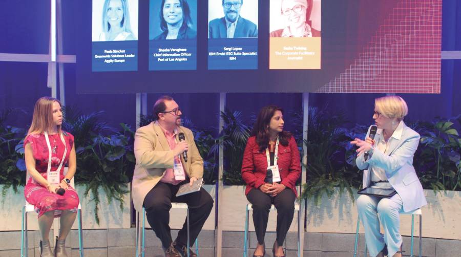 Paola Sánchez, GreenwAIs Solutions Leader de Aggility; Sergi López, IBM Envizi ESG Suite Specialist de IBM; Sheeba Varughese, Chief Information Officer del Puerto de Los Angeles; y Sasha Twining, moderadora. Foto M.V.