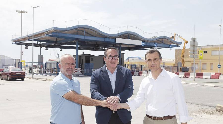 Rubén Ibáñez, presidente de la Autoridad Portuaria de Castellón (en el centro) junto a Carles Peris, secretario general de la Unió de Llauradors i Ramaders, y José Vicente Guinot, presidente de AVA-ASAJA.