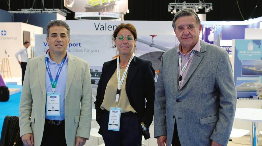 Miguel Marín, director comercial de CSP Spain; Teresa García-Ibarra, jefa de Ro-Ro y SSS de la APV; y Néstor Martínez, subdirector de Comercial y Desarrollo de Negocio de Valenciaport. Foto J. C. P.