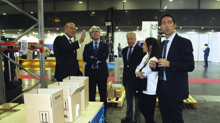 Andrés Gil-Nogués y Villen, director de Intralogistics VLC; el secretario autonómico de Industria, Felipe Javier Carrasco; José Ramón Revert, presidente de la Federación de Hábitat, Ester Olivas, directora general de Emprendimiento e Internacionalización de la Generalitat Valenciana y el presidente de Intralogistics VLC, Cristóbal Soriano. Foto J.C.P.