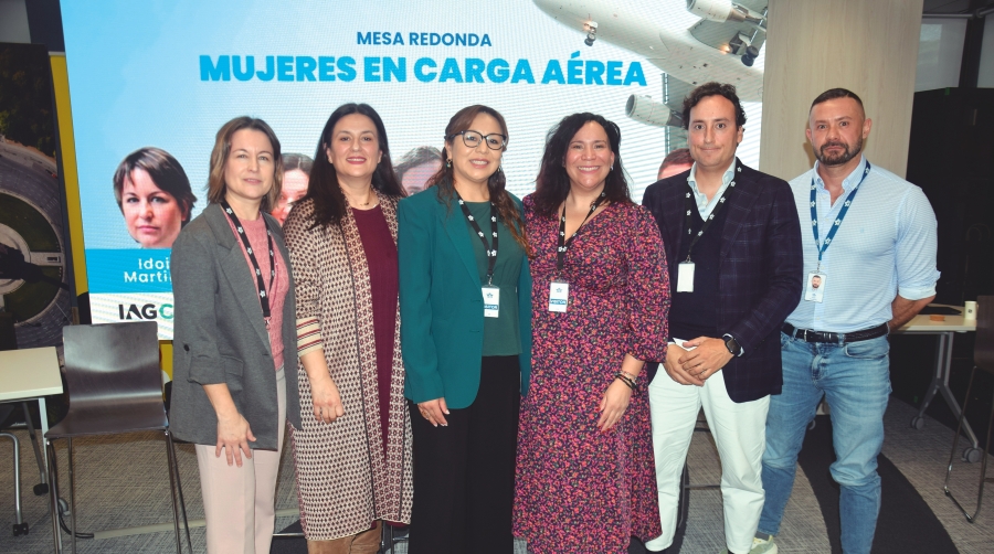 De izquierda a derecha, Idoia Martínez (IAG), Sandra Mena (Portel), Neiza Acuña (Aeroméxico), Angélica Nodal (Foro MADCargo), Nacho Carretero (Global Sky Brokers) y Juan Fernández (IATA), ayer a la finalización de la mesa redonda. Foto M.J.