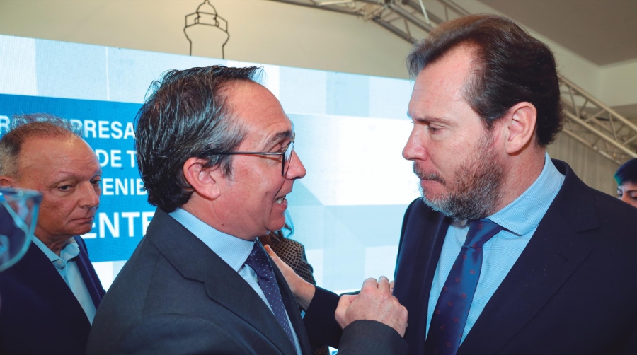 Rubén Ibáñez, presidente de la Autoridad Portuaria de Castellón; y Óscar Puente, ministro de Transportes y Movilidad Sostenible, durante la visita de Puente al puerto de Castellón el pasado viernes. Foto R. T.