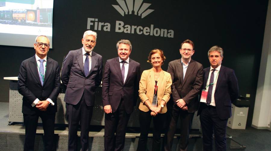 De izquierda a derecha: Luis Vicente Moreno Espí, director de Servicios Logísticos de Adif; Juan Diego Pedrero, presidente de la Asociación de Empresas Ferroviarias Privadas; José Antonio Santano, secretario de Estado de Transportes y Movilidad Sostenibles, Nuria Lacaci, secretaria general de ACE; Javier Jaso, Responsable de Transporte en AECOC y Javier García Fortea, subdirector comercial de Adif. Foto C.C.