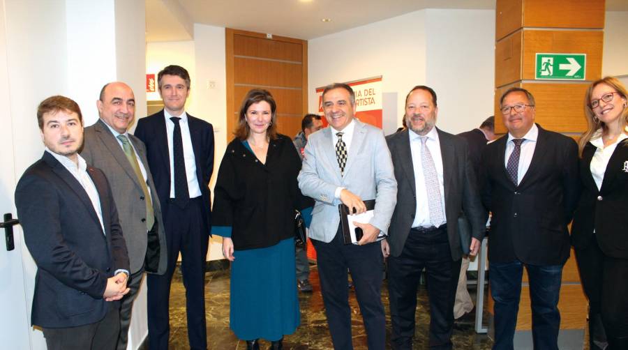 Desde la izquierda: Jaime Rodríguez, director de Confebus; Víctor Esteban, secretario general de Fundación Corell; Jaime Moreno, director general de Transporte Terrestre del MITMA; María José Rallo, secretaria general de Transportes y Movilidad; Ramón Valdivia, vicepresidente ejecutivo de ASTIC; Juan Manuel Martínez, vicepresidente de AET; y Francisco Paz, director RRII de DAC Docencia, el viernes al inicio de la jornada. Fotos B.C.