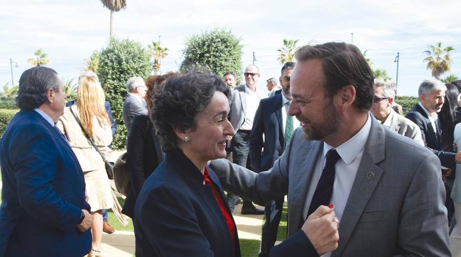 Mar Chao, presidenta de la Autoridad Portuaria de Valencia; y Alfredo Soler, presidente de Propeller Valencia, poco antes del almuerzo-coloquio celebrado ayer. Foto R. T.