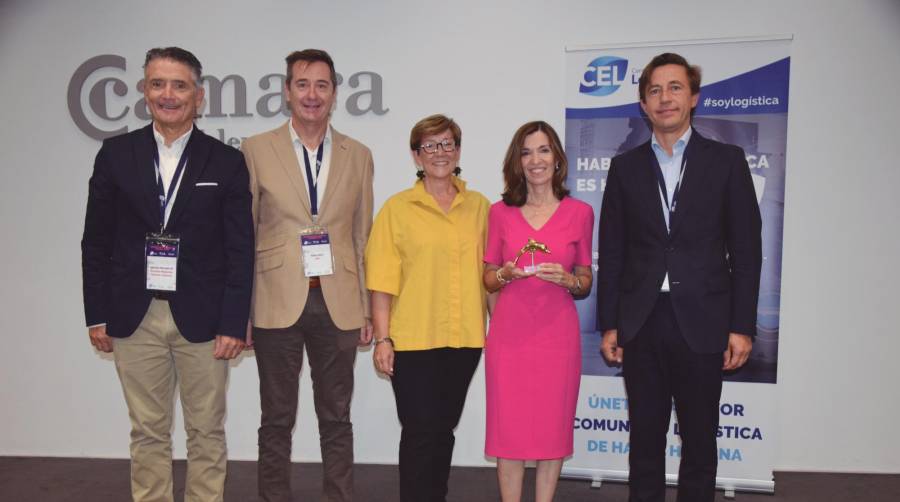 Ignacio Monserrat, director del Máster en Dirección de Operaciones y Logística; Pablo Boix, presidente de ADL; Cristina Vicente, directora del área de Formación, Escuela de Negocios Cámara Valencia; Ana González, presidenta del CEL y Ramón García, director general del CEL. Foto J.C.P.