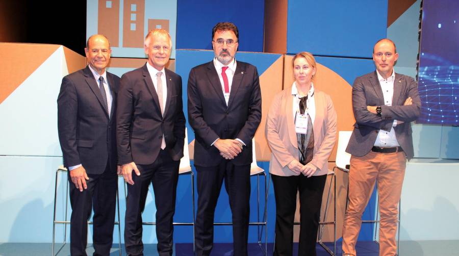 Michael DiBernardo, director adjunto de Marketing y Relaciones con el Cliente del puerto de Los Ángeles; Jens Meier, CEO del puerto de Hamburgo; Lluís Salvadó, presidente de Port de Barcelona; Malin Collin, directora general adjunta del puerto de Gotemburgo; y Erwin Verstaelen, jefe de Innovación del puerto de Amberes. Foto M.V.