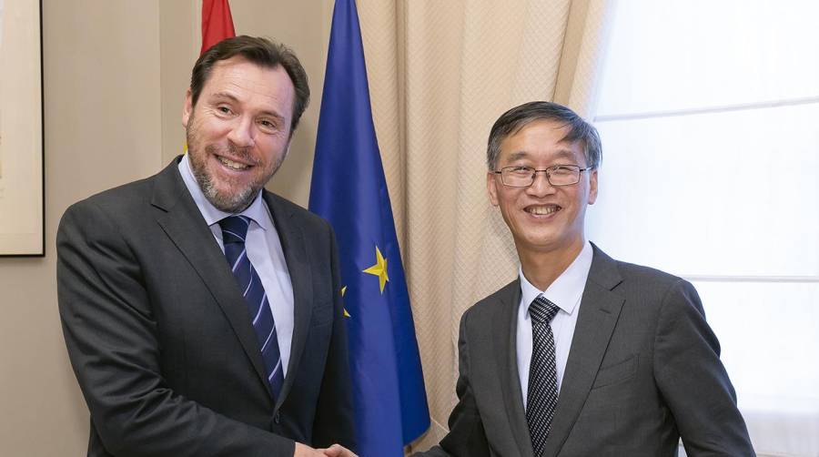 El ministro de Transportes y Movilidad Sostenible, Óscar Puente, junto al embajador de China en España, Yao Jing.