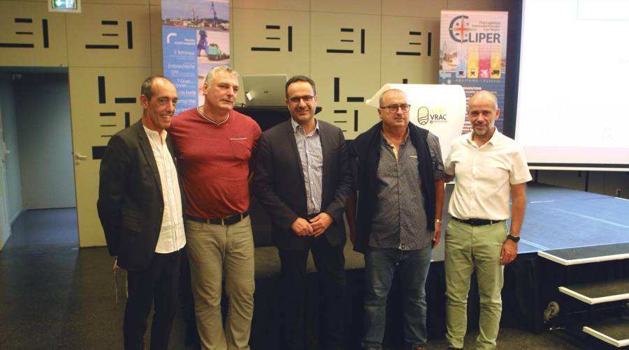 Desde la izquierda: Joxan Madinabeitia, responsable del Puerto de Baiona para el mercado español; Olivier Fayola, director comercial del Puerto de Baiona; Frédéric Cabarrou, director en el departamento de Pirineos Atlánticos del Banco de Francia; Georges Strullu, vicepresidente de la Cámara de Comercio Industria de Baiona-Pays Basque; Pascal Marty, director del Puerto de Baiona. Foto J.P.