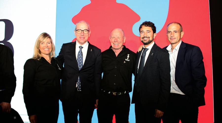 Leslie Ryan, directora de la Copa América a Barcelona; José Alberto Carbonell, director general del Port de Barcelona; Grant Dalton, presidente de America’s Cup Events (ACE) y director general del Emirates Team New Zealand; Damià Calvet, presidente del Port de Barcelona, y David Pino, director de Port Vell. Foto A.T.