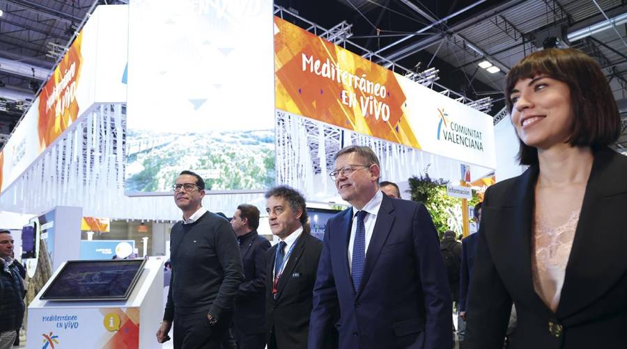 Ximo Puig estuvo presente en el stand de Valenciaport, conjunto con el resto de AAPP en el stand de Puertos del Estado. Foto: DP.