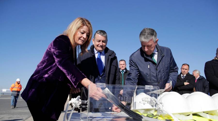 Pilar Miranda, presidenta de la APH, durante el acto de colocación de la primera piedra de la nueva rampa ro-ro en el Muelle Sur.