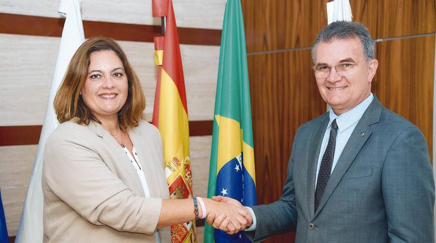 Beatriz Calzada, presidenta de la Autoridad Portuaria de Las Palmas; y João Bosco, presidente del Instituto Brasil África (IBRAF).