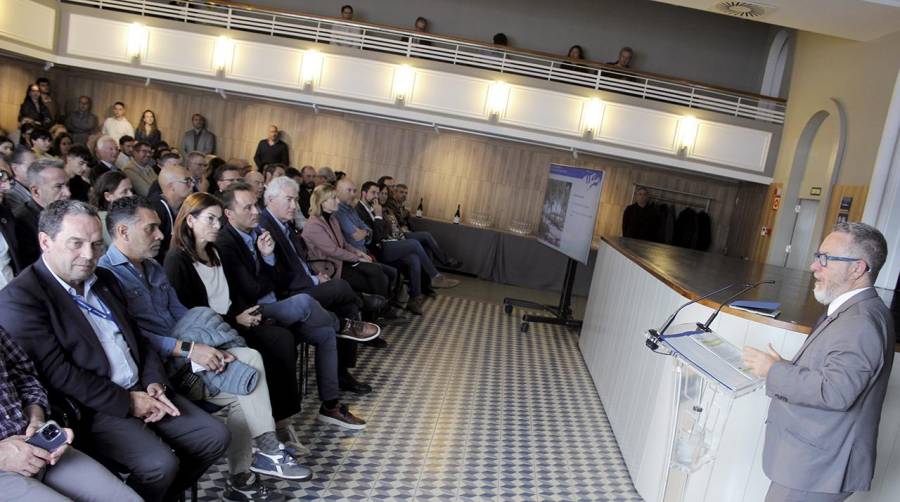 El presidente de la Autoridad Portuaria de Tarragona, Saül Garreta, ha hecho balance de su mandato delante de un auditorio del Teatret del Serrallo lleno. Foto M.V.