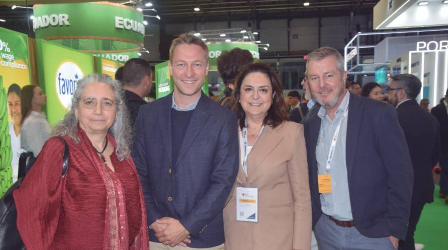 En la imagen Virginia Valls, Reefer Ocean Freight; Jan Kamp, Airfreight; Mariló Valero, como Sales Manager, y Guillaume Fidel, Project Manager de Yusen Logistics Francia, ayer en Fruit Attraction. Foto M.J.