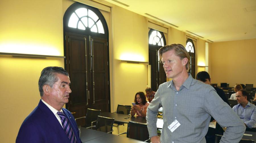 Agustín Fernández (UECC) y Ferdinand Krijnsen (Toyota), poco antes del inicio de la jornada. Foto: Raúl Tárrega.