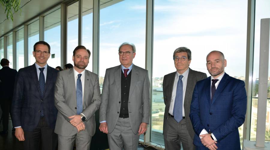 De izquierda a derecha Vicente Ramos (quien presentó a Vicente Nomdedeu), Alfredo Soler (presidente de Propeller Valencia), Vicente Nomdedeu (presidente de ASCER), Aurelio Martínez (presidente de Valenciaport), y Alberto Echevarría (secretario general de ASCER). Foto: R.T.