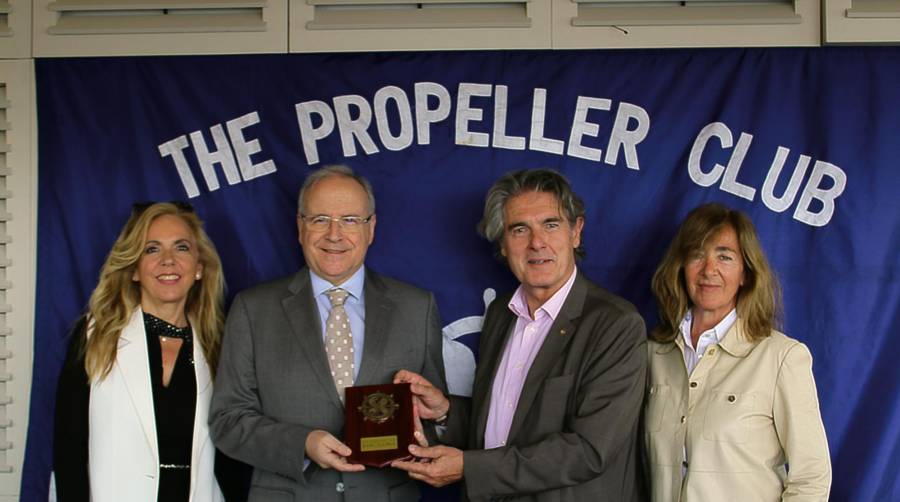 Mónica Quintana, vocal del Propeller Club de Barcelona, Jordi Domingo Garcia-Milà, cónsul mayor del Consulado del Mar, Albert Oñate, socio del Propeller Club de Barcelona y Ana Mestre, socia del Propeller Club de Barcelona. Foto J.P.