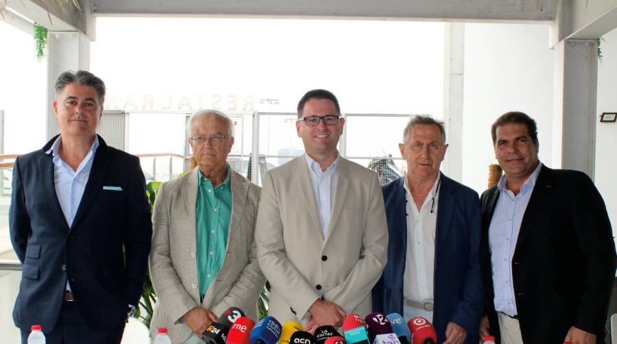 Jorge de Saja, director de CESFAC; Diego Pazos, secretario general de AECEC; Xavier Solanes, vicepresidente de ASFAC; Josep Torremorell, miembro de la junta de ACCOE y Pere Lluís Guillamet, vicepresidente de la Llotja de Cereals de Barcelona. Foto J.P.