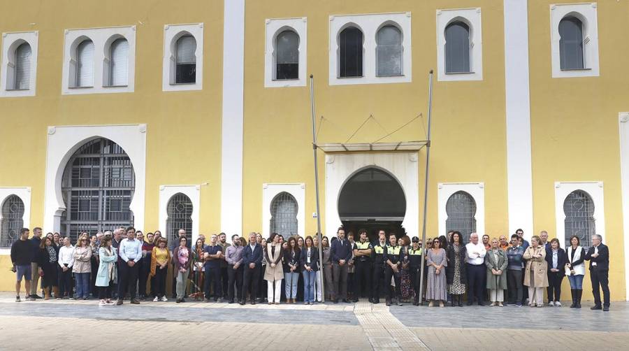 Minuto de silencio ante la sede de la Autoridad Portuaria de Castellón.