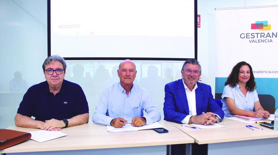 Eduardo Rallo, asesor financiero; Jorge Selma, secretario; Carlos Prades, presidente y Rosa Molero, gerente de Gestrans Valencia. Foto J.C.P.