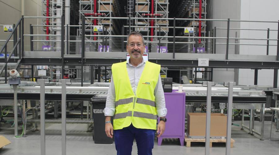 El director de AZA Logistics, Germán Monedero, en las instalaciones de la compañía en el Puerto de Sagunto. Foto J.C.P.