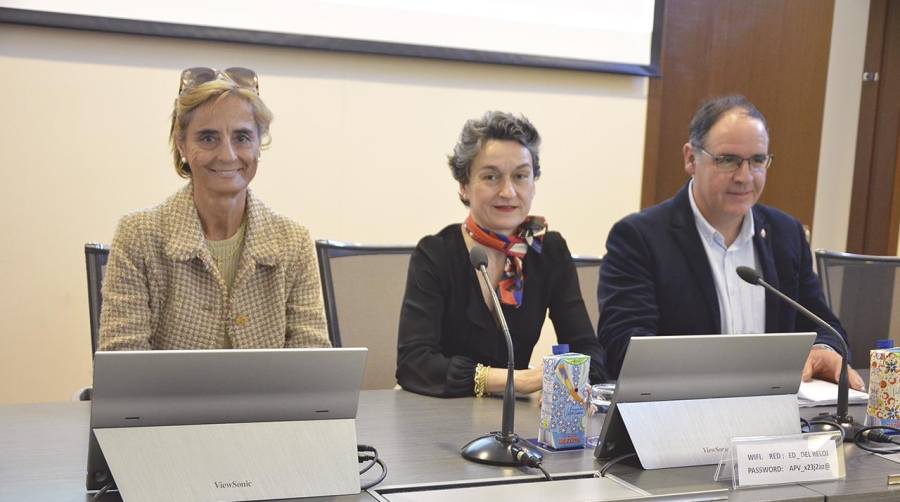 Nuria Lacaci, secretaria general de la Asociación Española de Cargadores; Mar Chao, presidenta de la Autoridad Portuaria de Valencia y Benjamín Prieto, senador por Cuenca. Foto J.C.P.