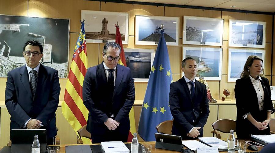 La reunión ha arrancado con un minuto de silencio en señal de duelo por las víctimas del incendio de Valencia.