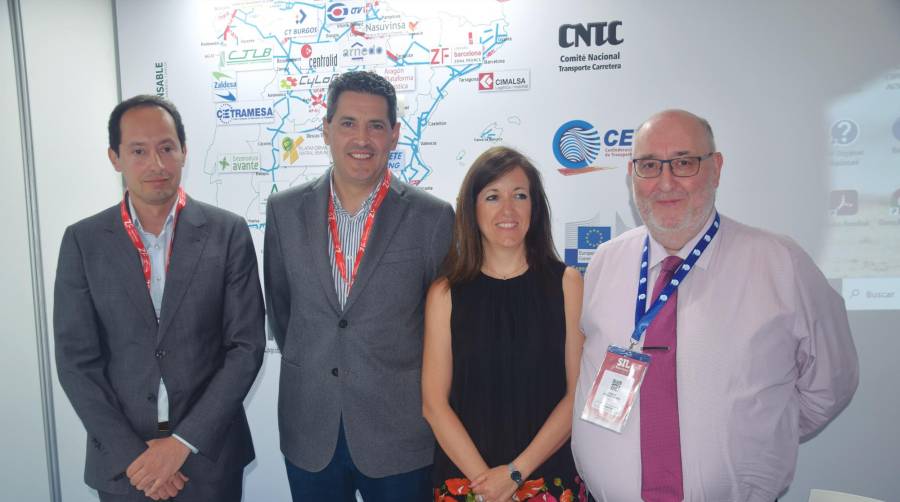 De derecha a izquierda Ramón Vázquez, presidente de ACTE; Laura Paredes, directora general de Transportes de Castilla y León; Francisco Jiménez, presidente de Cylog; y Juan Carlos Martín de Pedro, nuevo gerente del Centro de Transportes de Burgos. Foto M.J.