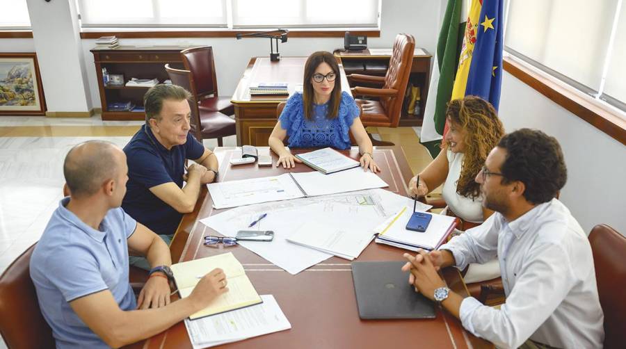 Reunión de trabajo de la presidenta de la APA, Rosario Soto (en el centro), con las áreas de Planificación, Explotación y Desarrollo y el departamento jurídico.