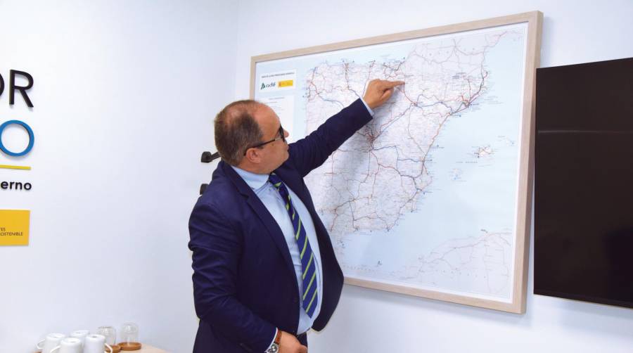 José Antonio Sebastián detalla la situación de los distintos tramos del Corredor Atlántico sobre un mapa. Foto M.C.