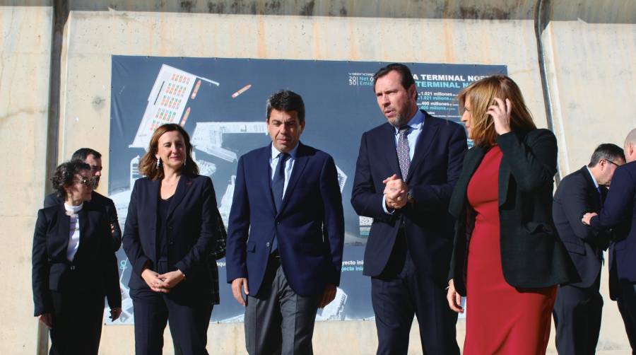 Un momento de la visita ayer de Óscar Puente al Puerto de Valencia, en la imagen junto a Pilar Bernabé, delegada del Gobierno en la Comunitat Valenciana; Carlos Mazón, presidente de la Generalitat Valenciana; Mar Chao, presidenta de la APV; y María José Catalá, alcaldesa de Valencia. Foto J.C.P.