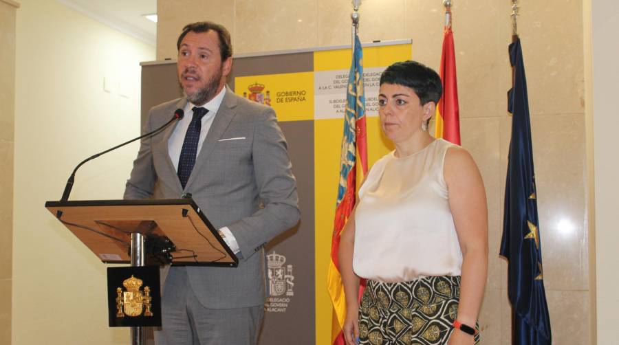 Óscar Puente, ministro de Transportes y Movilidad Sostenible junto a Marta Serrano, secretaria general de Transporte Terrestre, durante su comparecencia en Alicante. Foto J.C.P.