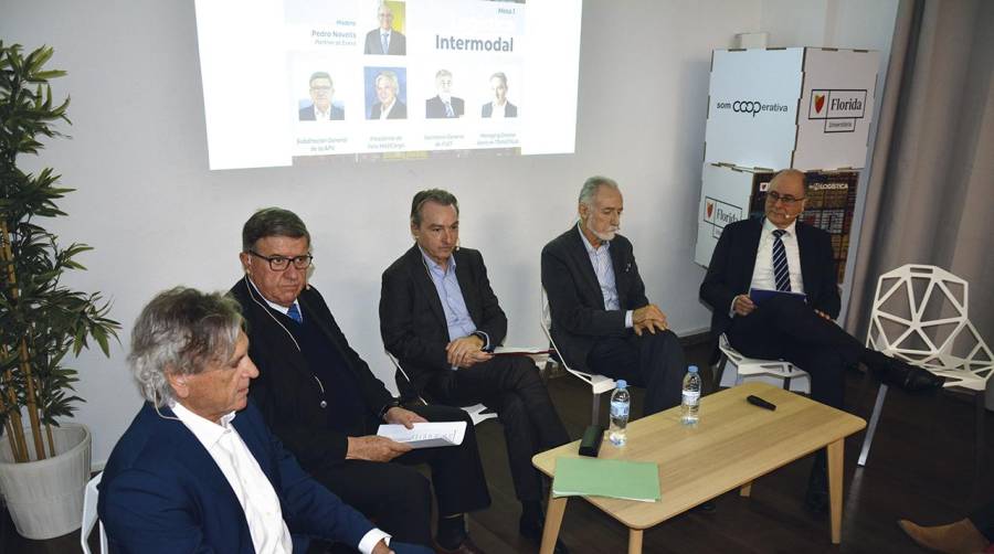 Jesús Cuéllar, presidente del Foro MADCargo; Néstor Martínez, subdirector general de la APV; Juan Carlos Arocas, director de Negocio y Desarrollo de Transitalia; Jaime Agramunt, presidente de Anatrans; y Pedro Novella, director socio de NTT Data, en la mesa debate del III Encuentro Logístico Florida Universitària.