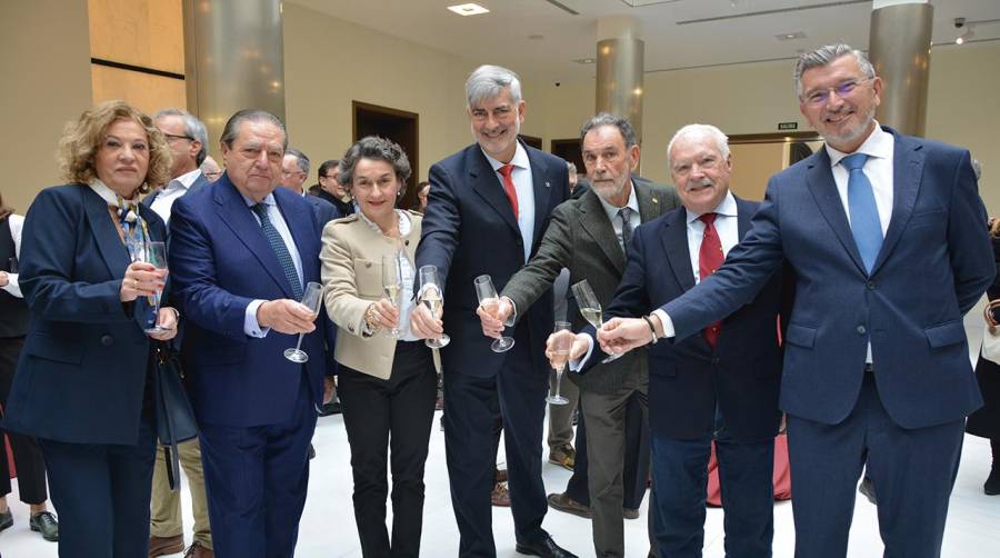 Pepa Ruano, presidenta del Montepío de Valencia; Vicente Boluda, presidente de la Asociación Naviera Valenciana; Mar Chao, presidenta de la Autoridad Portuaria de Valencia; Paco Prado, presidente de Aportem - Puerto Solidario Valencia; Emilio Guardiola, presidente del COACAV; Luis Rosa, presidente de ATEIA-OLTRA Valencia y Carlos Prades, presidente de FVET.