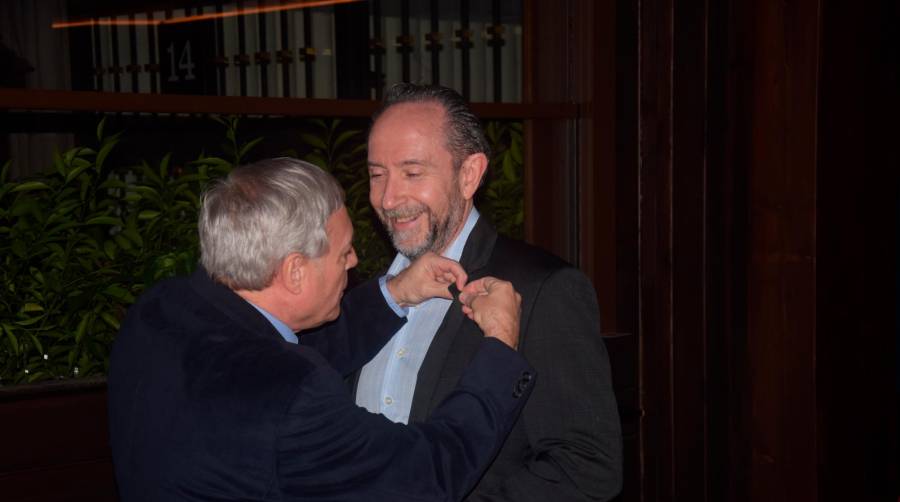 Miguel Ángel Palomero, presidente saliente, traspasa la insignia de presidente del Club a Julio Menor, nuevo presidente de Propeller Madrid. Foto M.J.