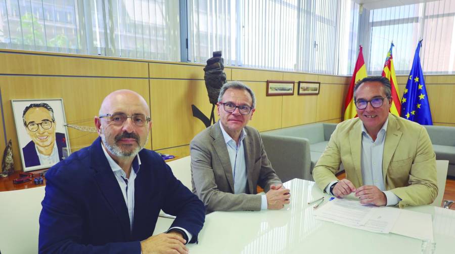 El director general de Innovación de la Generalitat Valenciana, Juan José Cortés; el secretario autonómico de Innovación, Jerónimo Mora, y el presidente de PortCastelló, Rubén Ibáñez.