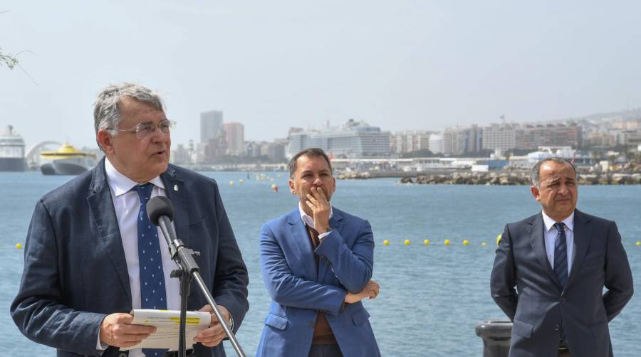 De izquierda a derecha: Carlos González, presidente de la Autoridad Portuaria de Santa Cruz de Tenerife; José Manuel Bermúdez, alcalde de Santa Cruz de Tenerife; y Jesús J. Plata, subdelegado del Gobierno en Santa Cruz de Tenerife.