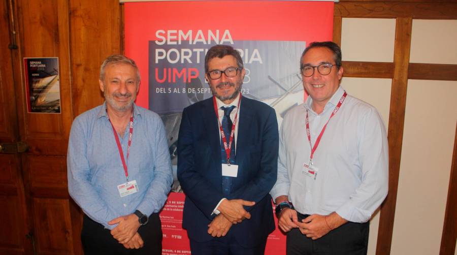 El nuevo presidente de la Autoridad Portuaria de Castellón, Rubén Ibáñez (derecha), cuyo nombramiento fue publicado en el BOE el pasado 25 de agosto, ha tomado contacto con el sector este jueves en la Semana Portuaria de la UIMP en Santander, acompañado de Francisco Toledo, expresidente de la Autoridad Portuaria de Castellón y de Puertos del Estado (izquierda), y de Álvaro Rodríguez Dapena, presidente de Puertos del Estado. Foto J.P.