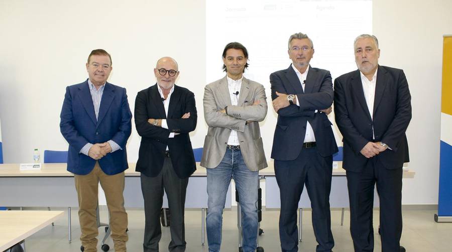 Javier Zabaleta, director gerente de ITENE; Carlos Virosque, vicepresidente de ITENE, Manuel Rosalén, director general de Industria de la Generalitat Valenciana; Carlos Prades, presidente de FVET y Carlos García, secretario general de FVET. Foto: J.C.P.