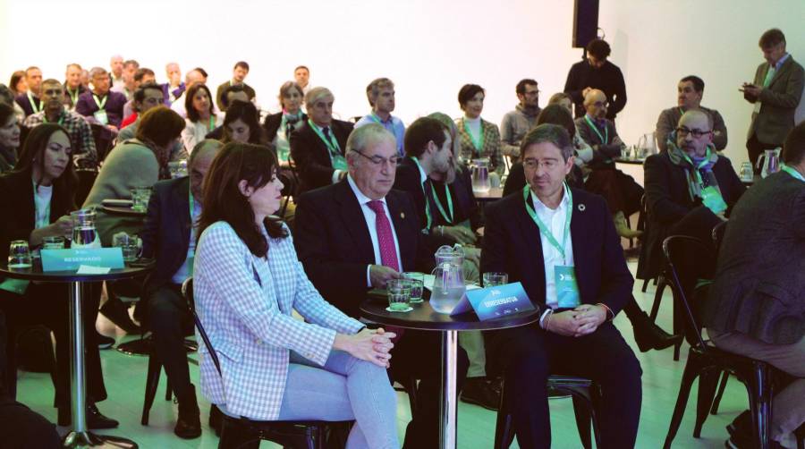 El consejero de Planificación Territorial, Vivienda y Transportes del Gobierno Vasco, Iñaki Arriola (centro), con la alcaldesa de Vitoria-Gasteiz, Maider Etxebarria. Foto J.P.