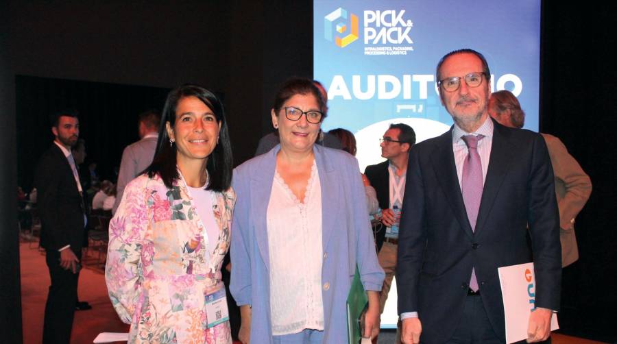 Desde la izquierda, Marina Uceda, directora de Pick&amp;Pack; Susana Magro, subdirectora General de Planificación de la Movilidad y Transportes del Ayuntamiento de Madrid; y Francisco Aranda, Presidente de UNO. Foto B.C.