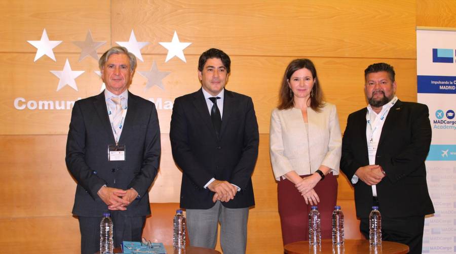 Jesús Cuellas, presidente de Foro MADCargo; David Pérez, consejero de Transportes e Infraestructuras de la Comunidad de Madrid; María José Rallo, secretaria de Transportes y Movilidad del MITMA; y Moisés Solís, presidente de ALACAT. Foto B.C.