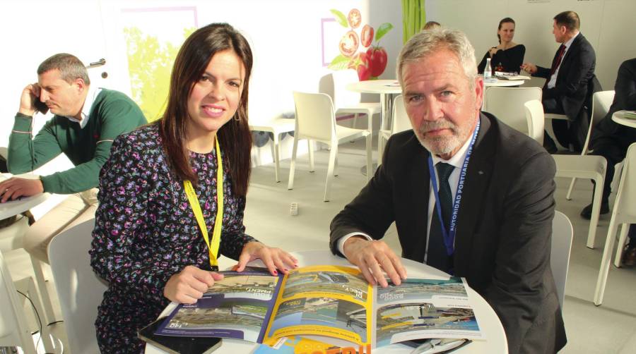 Mónica Ruiz, jefa del departamento de Planificación y Explotación; y José García Fuentes, presidente de la AP de Motril. Foto B.C.