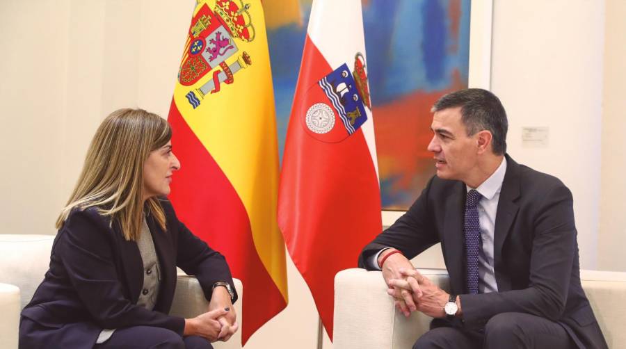 La presidenta de Cantabria, María José Sáenz de Buruaga, con Pedro Sánchez.